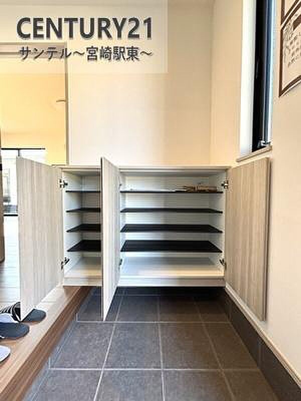 シューズボックス付きで、家族全員の靴もすっきり収納。玄関まわりが片づきやすく、いつでも気持ちよくお客様を迎えられます。