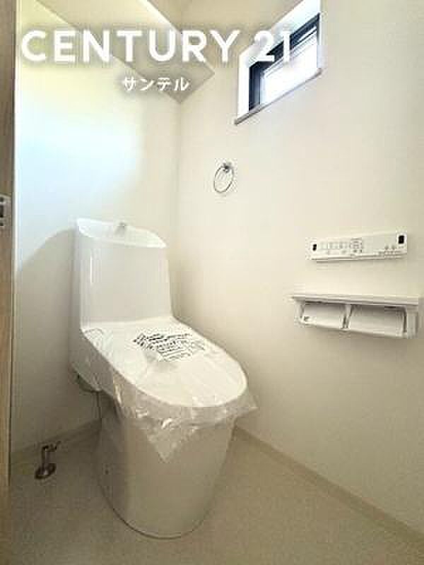トイレです♪小窓付きなので、明るい空間です!また、換気もできます♪1階、2階それぞれに完備!