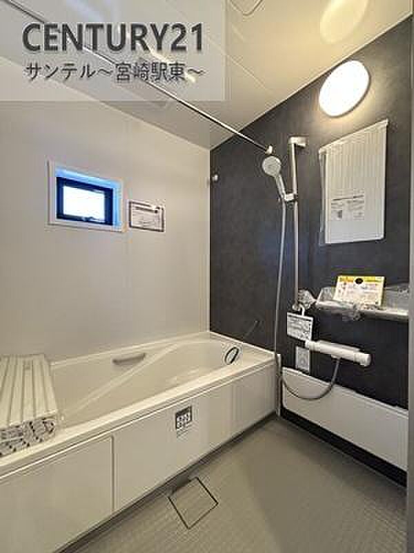 1日の疲れもゆっくり取ることのできる広々とした1坪タイプのシステムバス♪浴室乾燥、涼風、暖房、換気システムが付いておりますので、快適なバスタイムを過ごせます♪