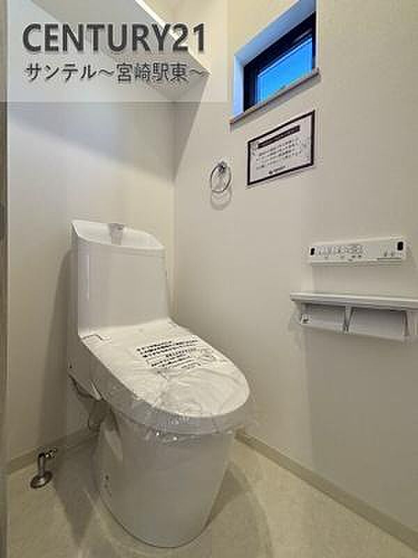 トイレです♪小窓付きなので、明るい空間です！また、換気もできます♪1階、2階それぞれに完備！