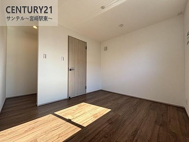 テレワークや趣味部屋としても使える洋室。明るい採光とクローゼット完備で使い勝手のよい洋室です。