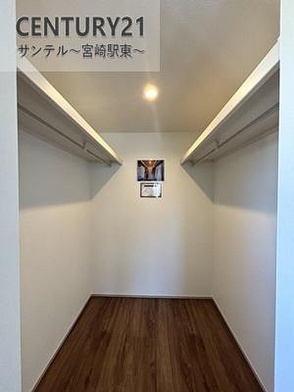 大容量のウォークインクローゼットです！お洋服などを入れても十分な収納量♪