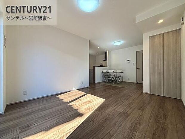 明るく、落ち着きのあるリビング♪ダイニングスペースも含めてゆとりのあるスペースで、ご家族でお食事や団らんしたり、ゆったりとしたご家族の時間を過ごせます♪