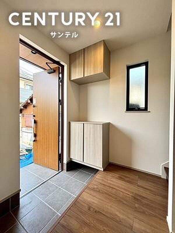 明るい玄関(^^♪容量にも余裕のあるシューズボックス完備しております!