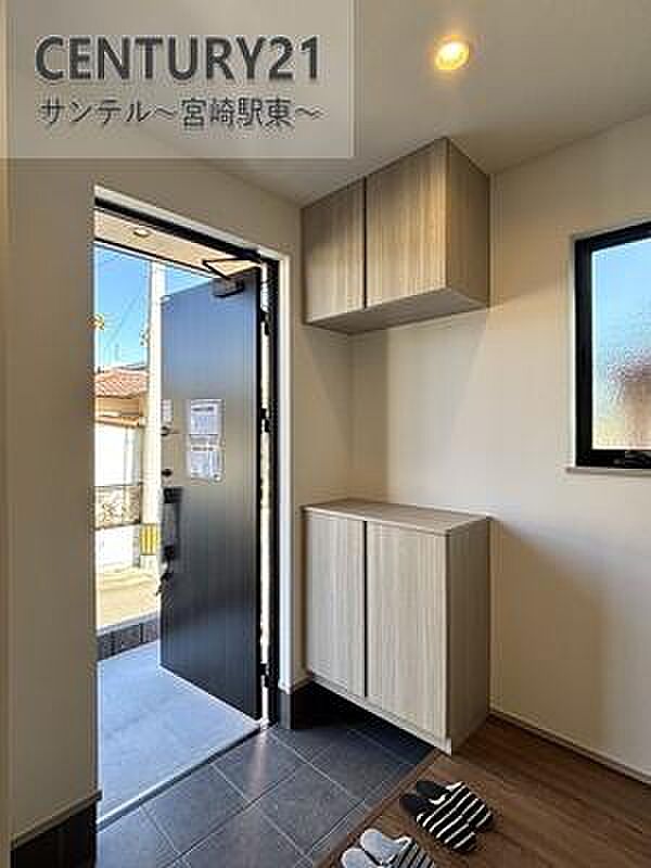 明るい玄関(^^♪容量にも余裕のあるシューズボックス完備しております！