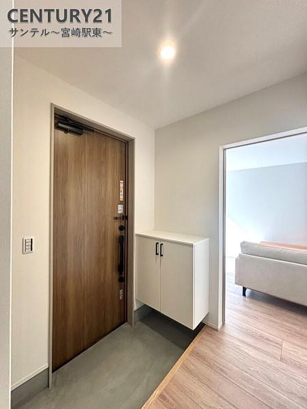 明るい玄関に収納スペースも確保。すっきりとした空間を保てます。