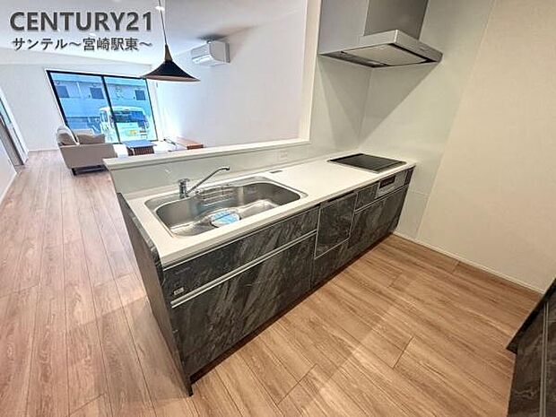 カウンターキッチン♪リビングいるご家族と会話を楽しみながらお料理ができます♪