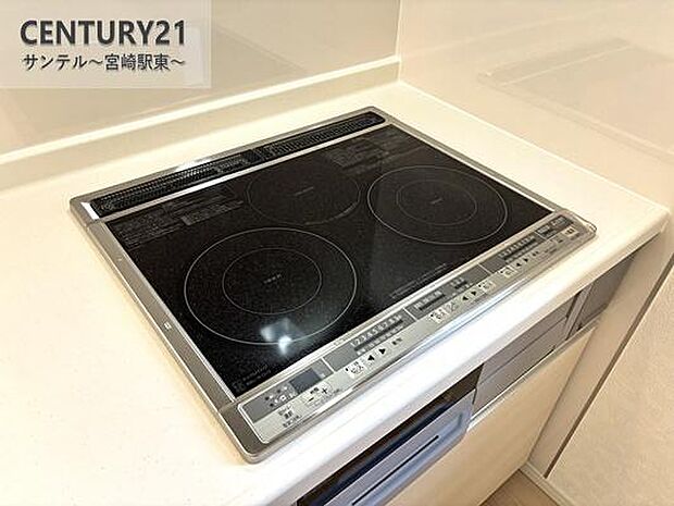 (同仕様写真)3口のIHクッキングヒーターとグリル付のシステムキッチンです。