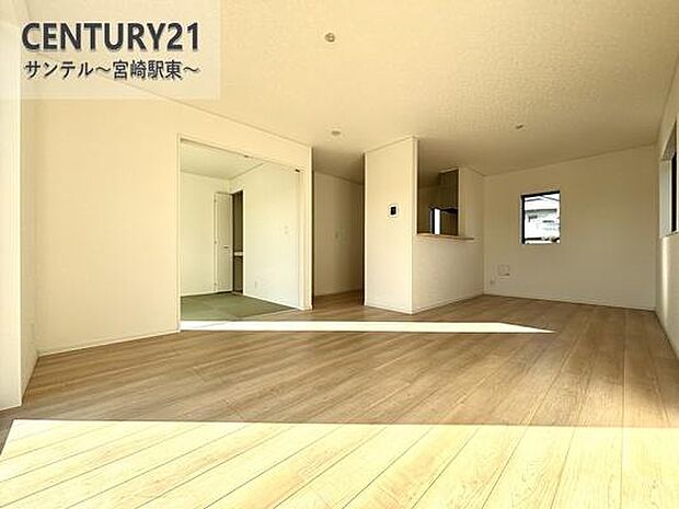 (同仕様モデル写真))リビング17帖!※モデル写真でございます。色や配置の相違がある場合がございます。開放感のあるリビング♪お部屋全体が明るく、清潔感のある家族団らんのスペースです(^^♪