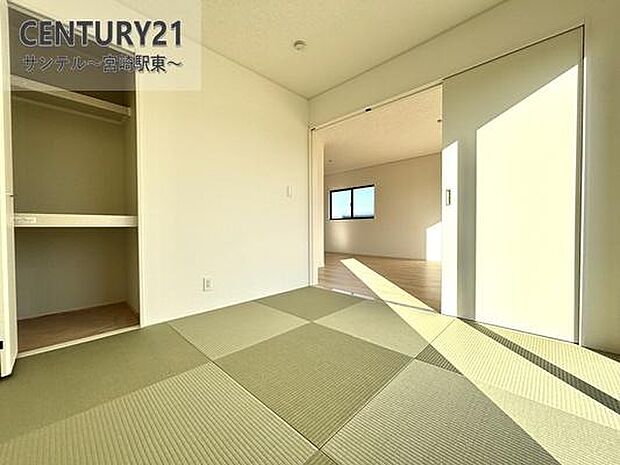 5帖の和室♪リビング横に和室があることで和と洋の雰囲気を味わえ素敵な空間を演出でき、お子様の遊び部屋や客間としても利用できます♪