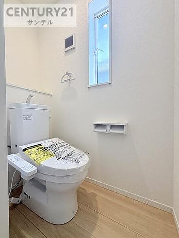 2階トイレです。白を基調としたクリーンな内装で、毎日使う場所だからこそ、気持ちよく過ごせる空間に仕上げました。