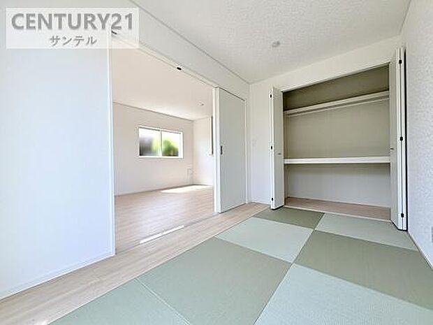 家事の合間にホッと一息ついたり、お洗濯物を広げて畳んだりと、多目的に使える便利な和室。扉を開放すれば16帖のLDKと繋がり、21帖超の大空間に!来客時の寝室としても活躍するお家にあると嬉しい1室です。