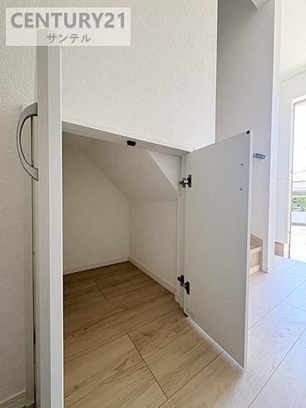 トイレットペーパーやお水など、かさばる日用品のストックに便利。玄関からも近いため、お買い物帰りの荷物をそのまま運び込めるスムーズな動線です。「隠せる収納」があることで、暮らしにゆとりが生まれます。