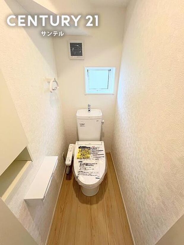 ウォシュレットが付いた広々として落ち着いた空間のお手洗いになります♪