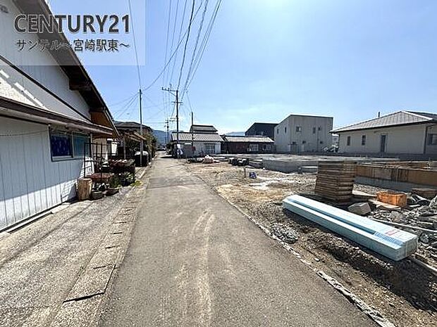 前面道路から撮影した現地写真です♪