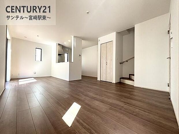 ダイニングスペースも含めてゆとりのあるスペースで、ご家族でお食事や団らんしたり、ゆったりとしたご家族の時間を過ごせます♪