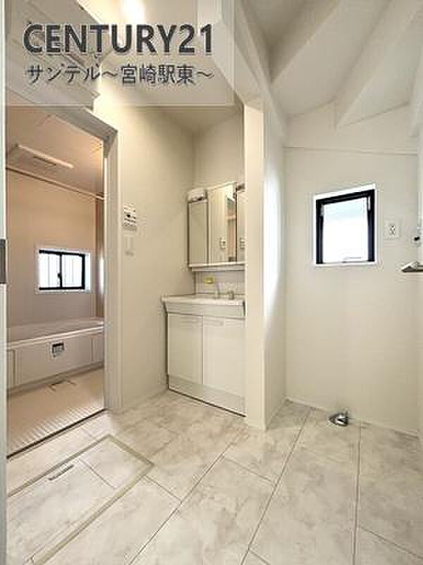 広々とした清潔感のある洗面脱衣所です♪収納たっぷりで大きめの洗面化粧台です♪三面鏡の裏側にも収納があります♪朝のお忙しい時間帯でも三面鏡洗面台ならお出かけ前のご準備も手助けしてくれること間違いなし♪