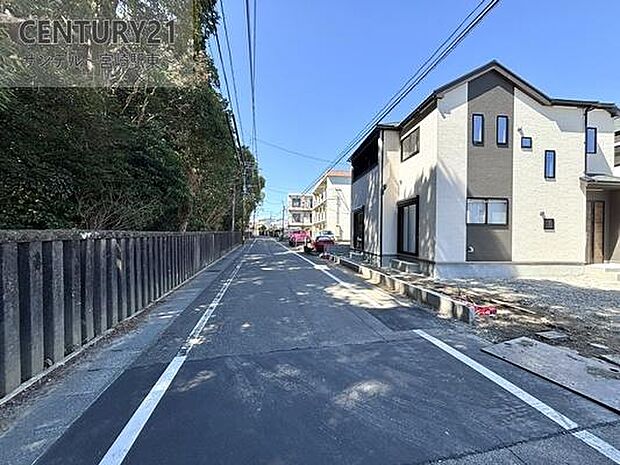 前面道路から撮影した現地写真です♪