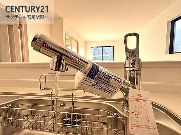 (同仕様写真)浄水器です。ワンタッチで浄水・原水の切り替えが可能です!