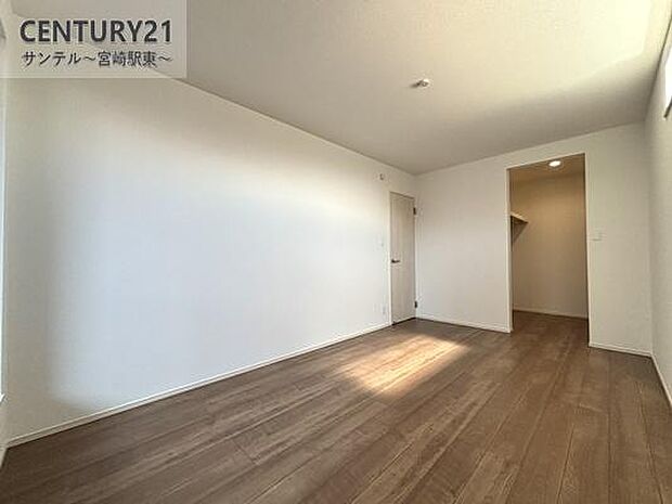 (同仕様写真)洋室※床色、建具の色が異なる場合がございます。便利な収納付き。限られた空間を有効活用でき、お部屋を広くすっきり使えます。