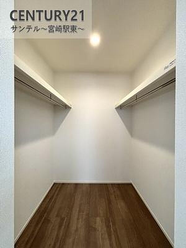 (同仕様写真)人気のウォークインクローゼットを採用。収納量と使いやすさを兼ね備えた収納です!