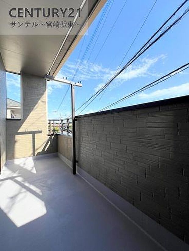 (同仕様写真)ぽかぽかした天気の良い日はバルコニーで洗濯物を外で干すことが出来ます♪