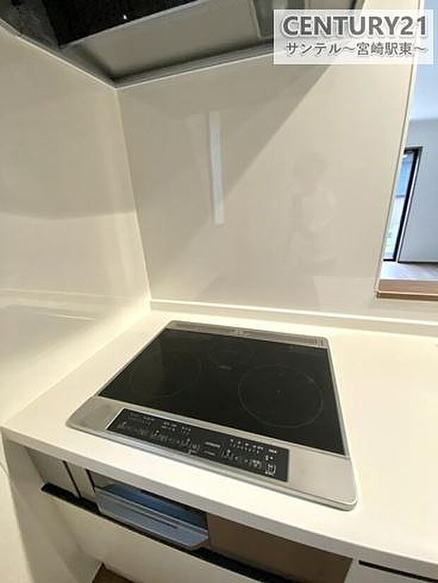 (同仕様写真)3口のIHクッキングヒーターとグリル付のシステムキッチンです。