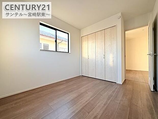 (同仕様写真)洋室5.25成長に合わせて使える収納付き子供部屋。衣類や学用品の整理がしやすく、片付け習慣も身につきます。