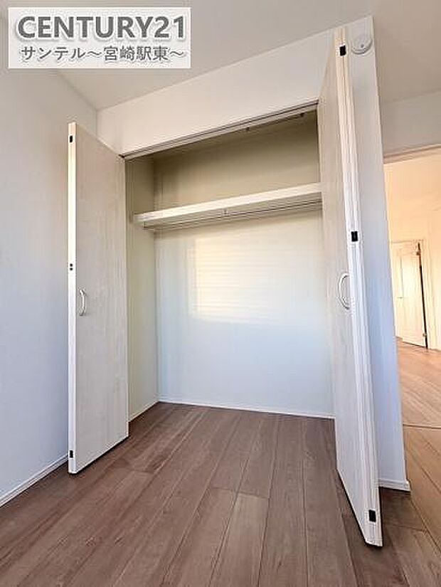 (同仕様写真)お子様のお洋服などを整理しやすい仕様の収納です。※色や配置の相違がある場合がございます。