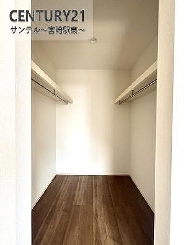 (同仕様写真)収納に便利な枕棚とパイプハンガー設置済みのウォークインクローゼット♪