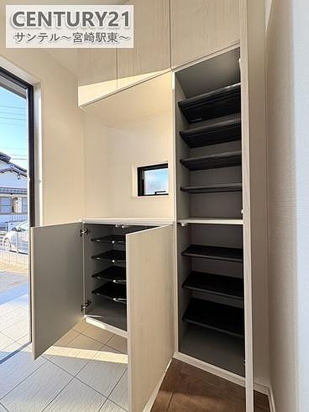 (同仕様写真)可動式の棚のあるシューズクローゼットです。大容量で高さの異なる靴でもたくさん収納可能です!