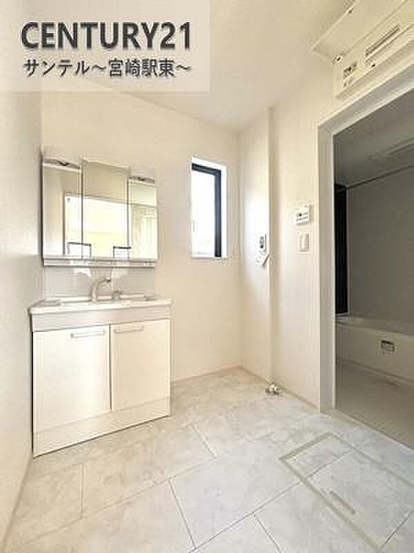 (同仕様モデル)洗面脱衣所!窓の付いた清潔感のあるシンプルな洗面脱衣所♪洗面台は、三面鏡の裏も収納スペースが付いており、シャワーヘッド付き!