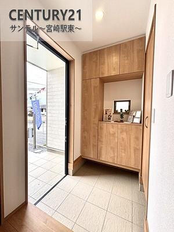 (同仕様写真)玄関 シューズボックスがあり、玄関を綺麗に整頓出来ます。※床、建具の色が異なる場合がございます。