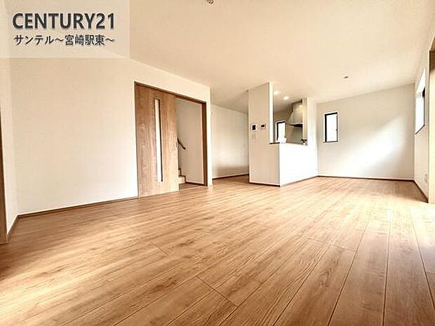 (同仕様モデル)カウンターキッチンからリビングにいるご家族やお子様の様子が見えるので、コミュニケーションがとりながら、ご家族の大切な時間を共有できるリビングスペースです♪