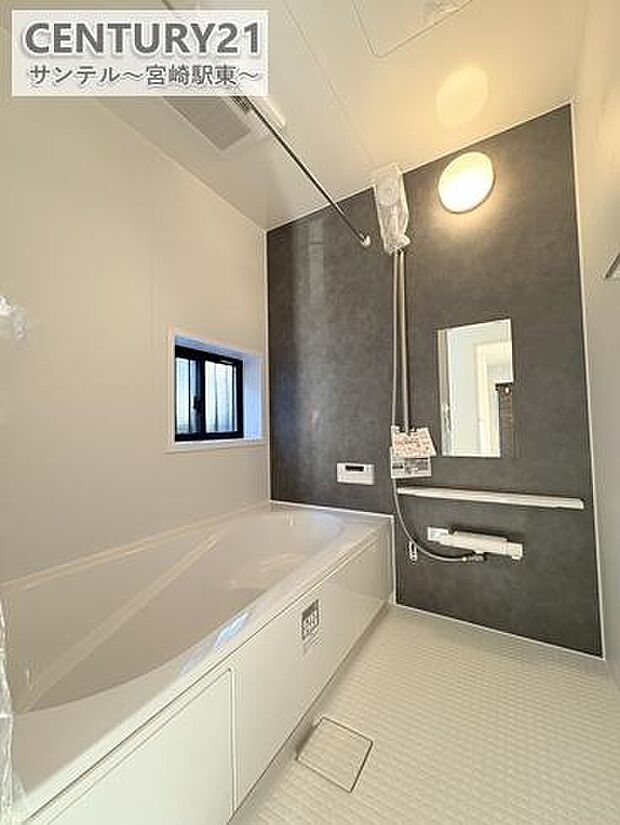 (同仕様写真)清潔感のあるバスルームで一日の疲れを癒してください♪浴室乾燥機能も完備しております(^^♪※内装の色合いや設備仕様が実際と異なる場合がございます。