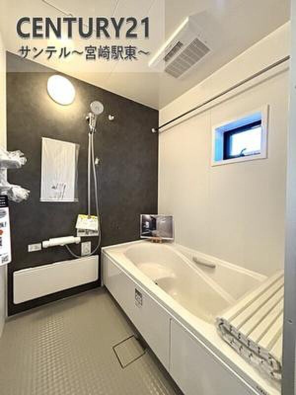 1日の疲れもゆっくり取ることのできる広々とした1坪タイプのシステムバス♪浴室乾燥、涼風、暖房、換気システムが付いておりますので、快適なバスタイムを過ごせます♪