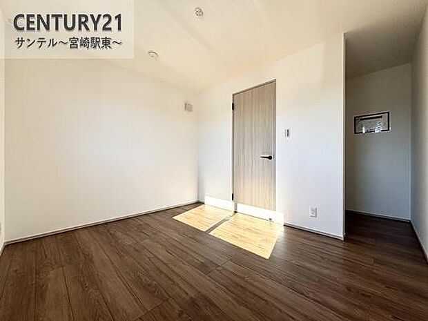 テレワークや趣味部屋としても使える洋室。明るい採光とクローゼット完備で使い勝手のよい洋室です。