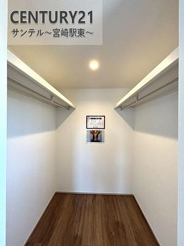 大容量のウォークインクローゼットです!お洋服などを入れても十分な収納量♪