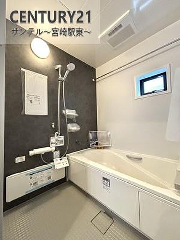 1日の疲れもゆっくり取ることのできる広々とした1坪タイプのシステムバス♪浴室乾燥、涼風、暖房、換気システムが付いておりますので、快適なバスタイムを過ごせます♪