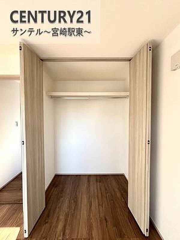 各部屋に収納スペースがございます。