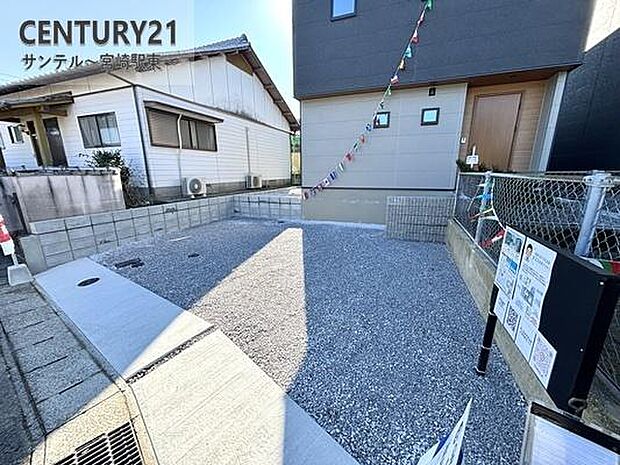 駐車場は3台並列駐車可能です。 ※車種による。