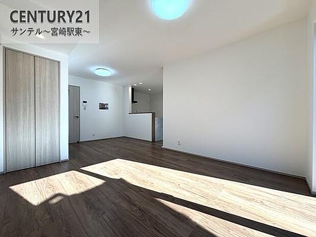 明るく、落ち着きのあるリビング♪ダイニングスペースも含めてゆとりのあるスペースで、ご家族でお食事や団らんしたり、ゆったりとしたご家族の時間を過ごせます♪