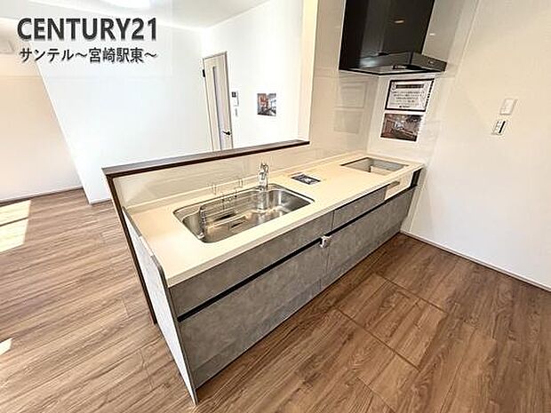 カウンターキッチンからリビングにいるご家族やお子様の様子が見えるので、コミュニケーションがとりながら、ご家族の大切な時間を共有できるキッチンです♪