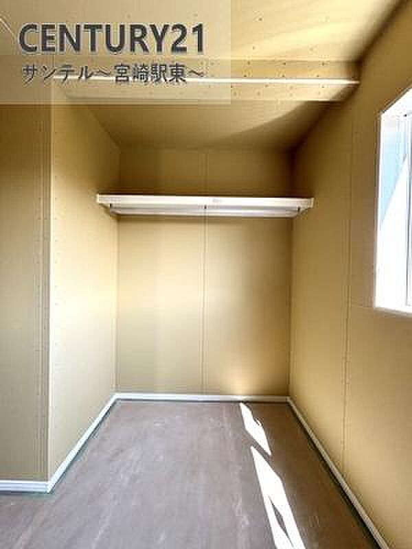 容量に余裕のあるオープンクローゼットです!お子様のお洋服などを入れても十分な収納量♪