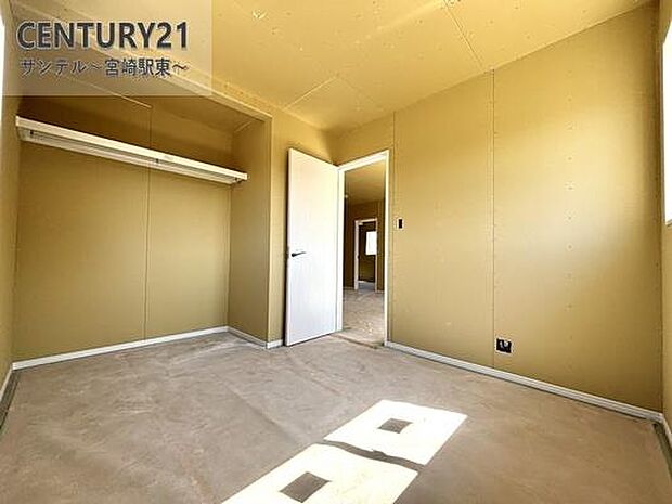 主寝室にいかがでしょうか♪日当たり、風通し良好です(^^♪クローゼットも完備しております!