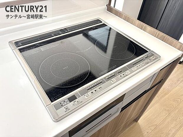 3口のIHクッキングヒーターとグリル付のシステムキッチンです。