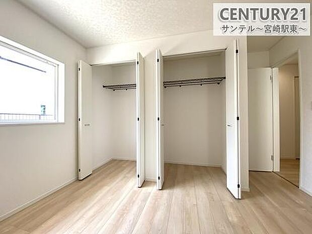 (同仕様写真)容量に余裕のあるクローゼットです!ご夫婦のお洋服などを入れても十分な収納量♪※内装の色合いや設備仕様が実際と異なる場合がございます。