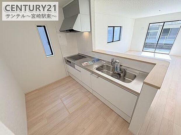 (同仕様モデル写真)シンプルで使いやすい設計のキッチン♪そしてカウンターキッチンなので、リビングいるご家族と会話を楽しみながらお料理ができます♪標準で食洗器が付いています♪