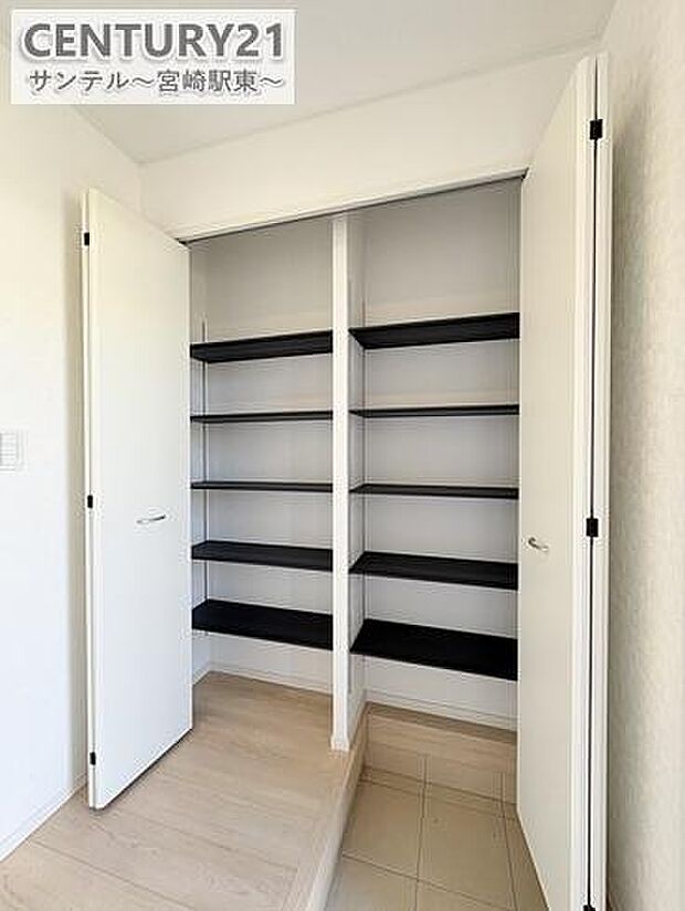 (同仕様写真)玄関 シューズボックスがあり、玄関を綺麗に整頓出来ます。※床、建具の色が異なる場合がございます。