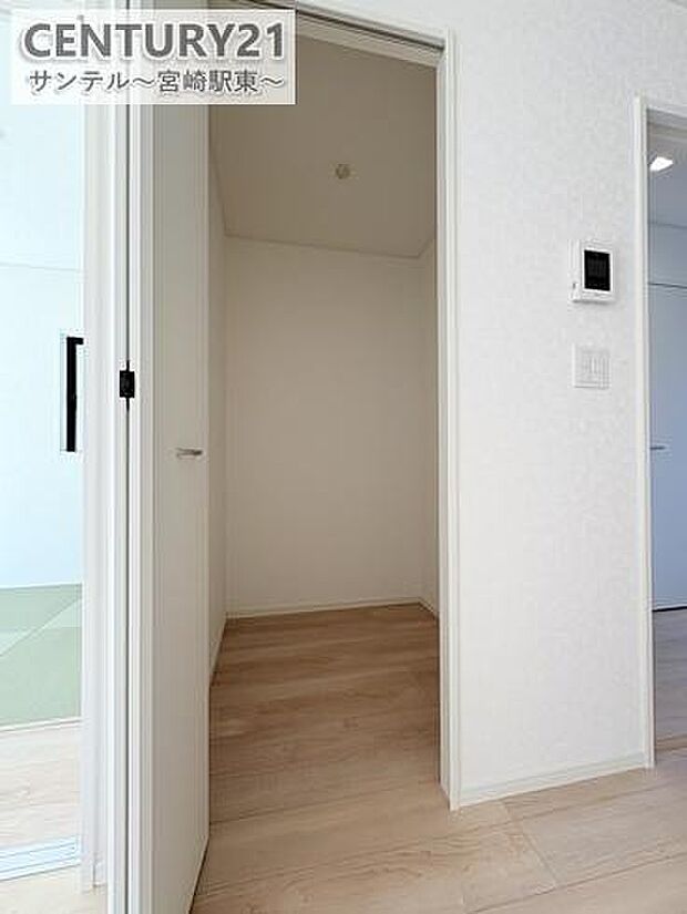 (同仕様写真)リビングのファミリークローゼットです。パントリーなどの用途に合わせて利用可能です!